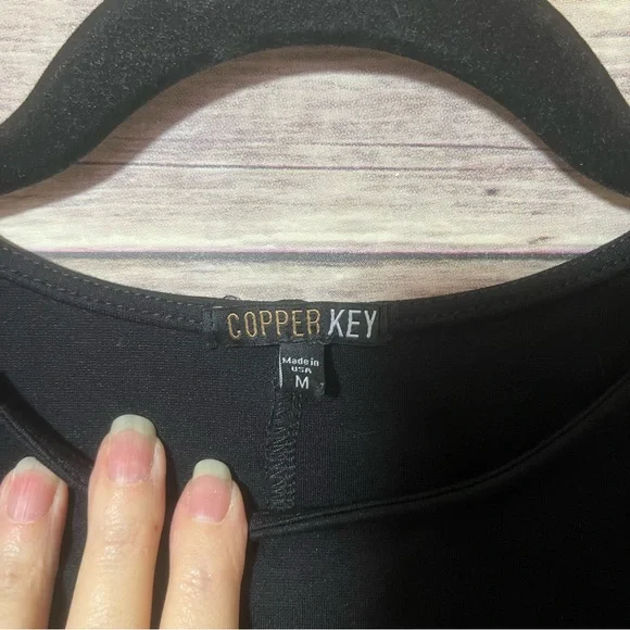 ⭐️ Vintage Copper Key Bell Fan Sleeved Top Size Medium Black Stretch D3 - Picture 7 of 7